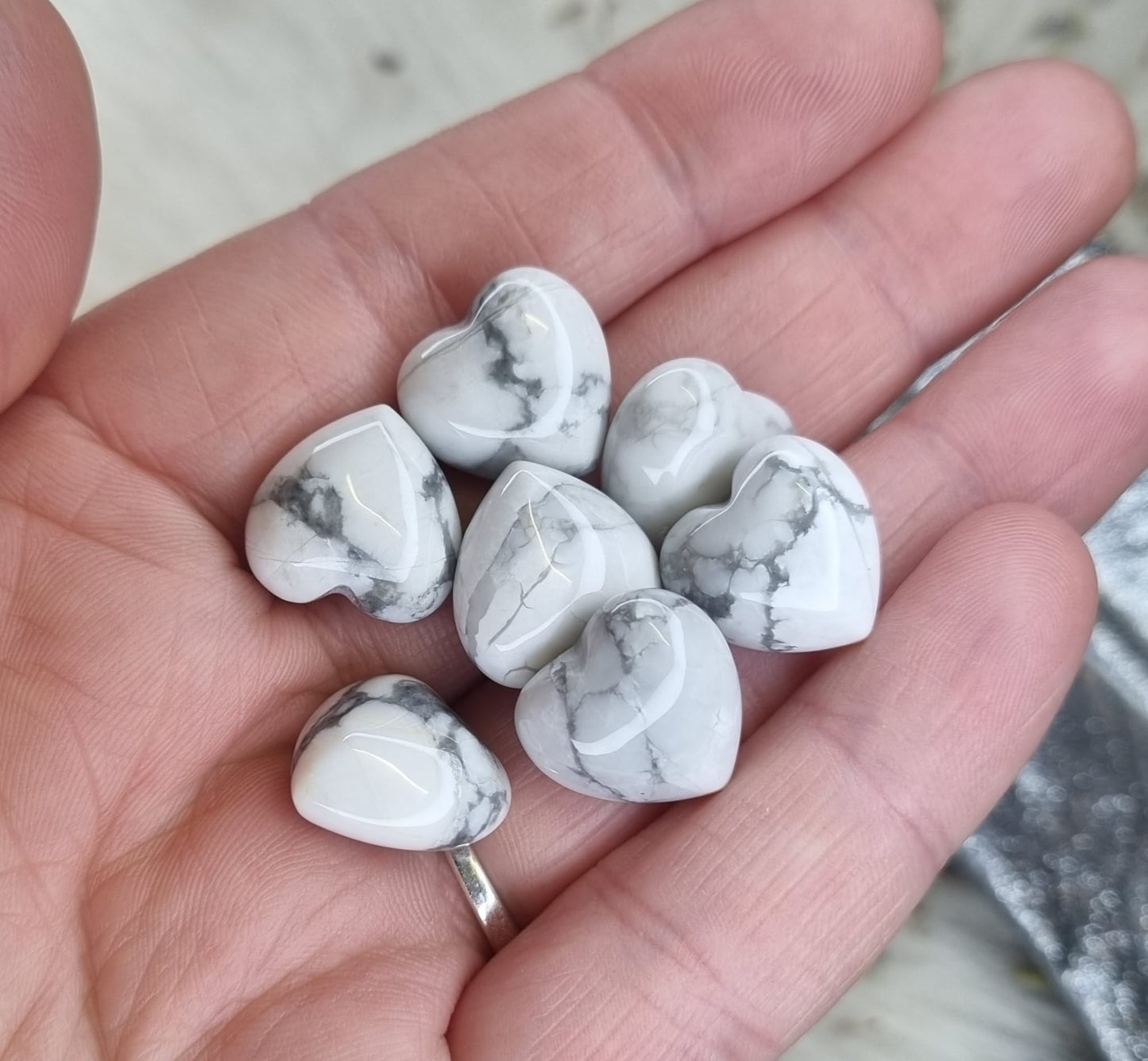 Howlite Mini Heart Carving