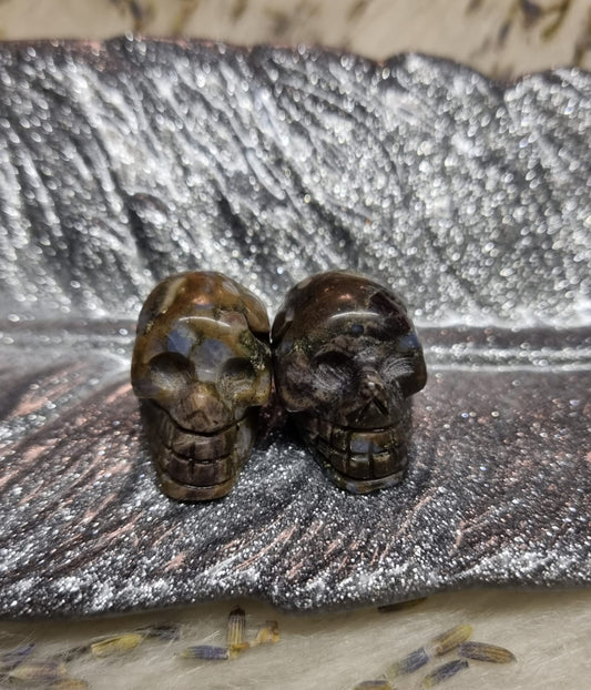 Que Sera Mini Skull Carving