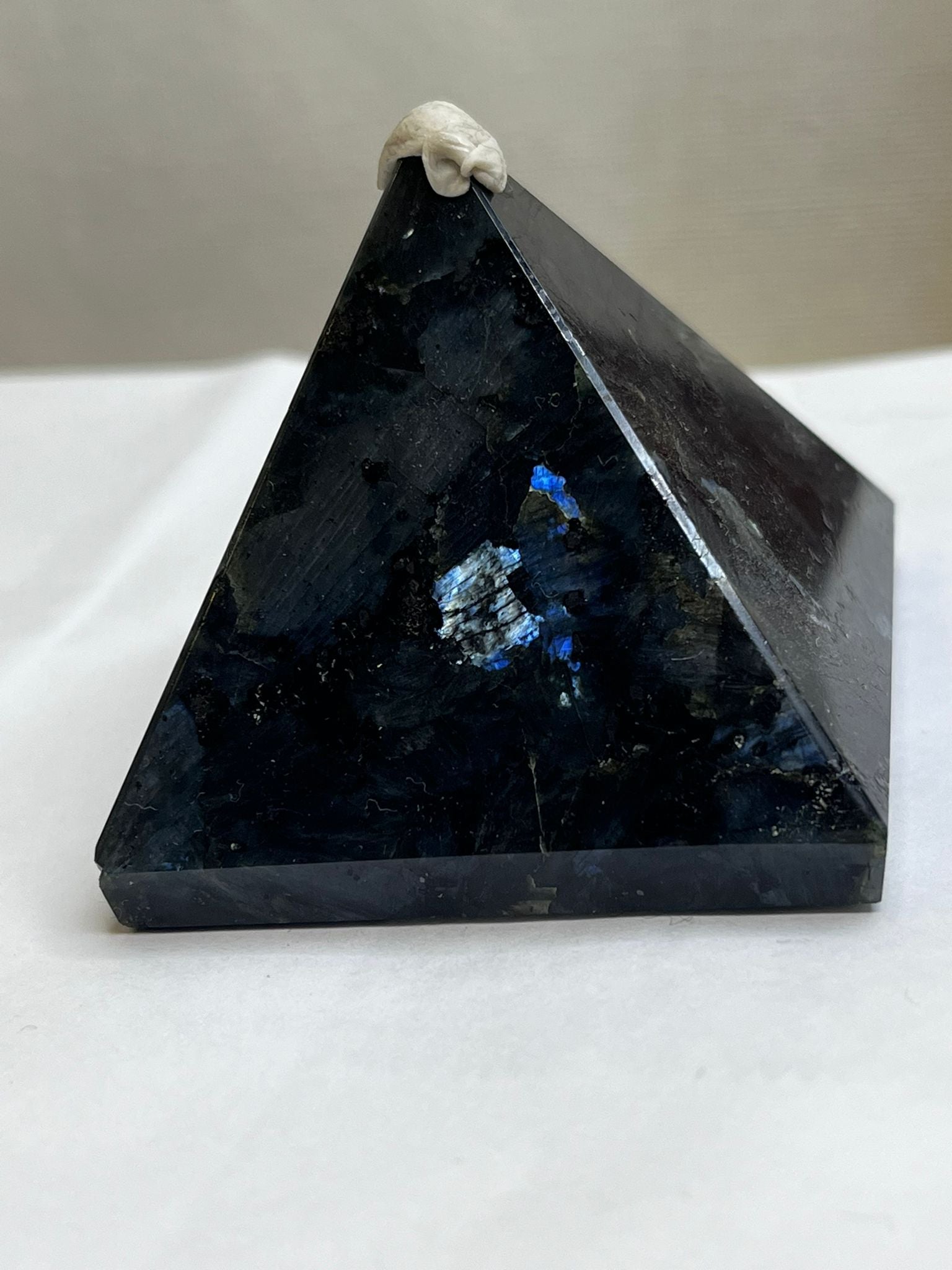 Larvikite Pyramid Carving – rove-307